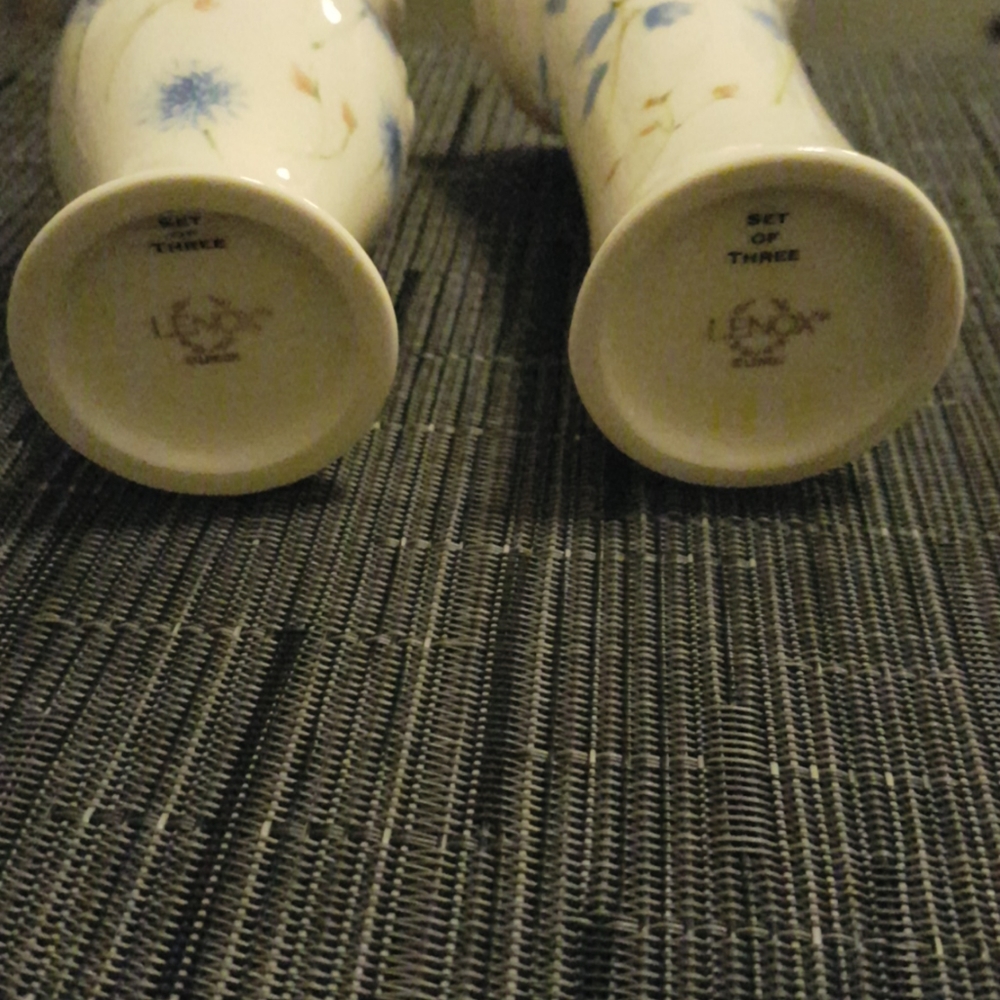 2 Lenox 5", blue flowers, on ivory, vases - Picture 5 of 8